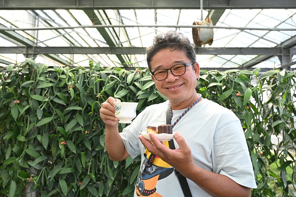 屏東佳冬｜向陽香莢蘭園 光電板下綻放的「香料皇后」榮獲2024、2025比利時iTQi三星獎！香草下午茶、DIY香草精！