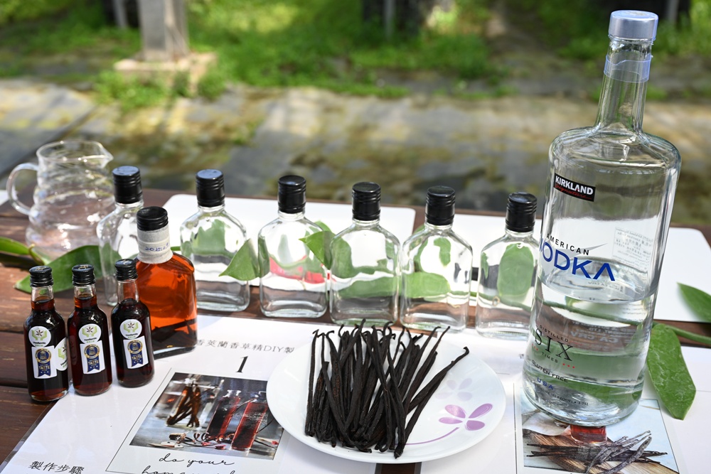 屏東佳冬｜向陽香莢蘭園 光電板下綻放的「香料皇后」榮獲2024、2025比利時iTQi三星獎！香草下午茶、DIY香草精！