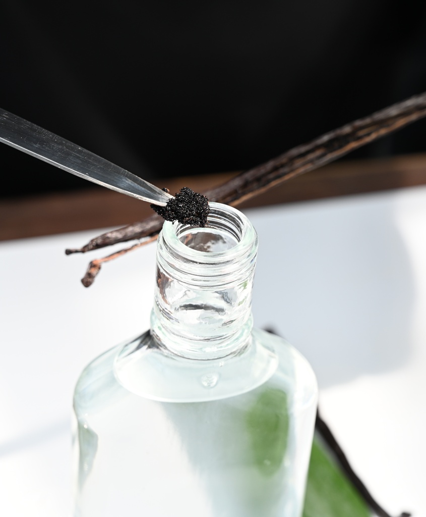 屏東佳冬｜向陽香莢蘭園 光電板下綻放的「香料皇后」榮獲2024、2025比利時iTQi三星獎！香草下午茶、DIY香草精！