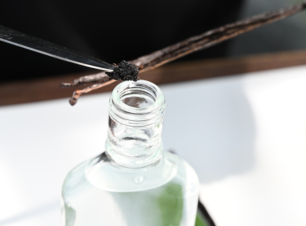 屏東佳冬｜向陽香莢蘭園 光電板下綻放的「香料皇后」榮獲2024、2025比利時iTQi三星獎！香草下午茶、DIY香草精！