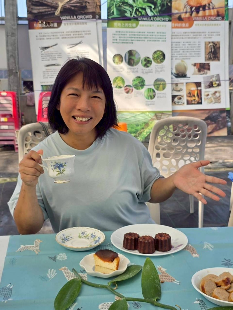 屏東佳冬｜向陽香莢蘭園 光電板下綻放的「香料皇后」榮獲2024、2025比利時iTQi三星獎！香草下午茶、DIY香草精！