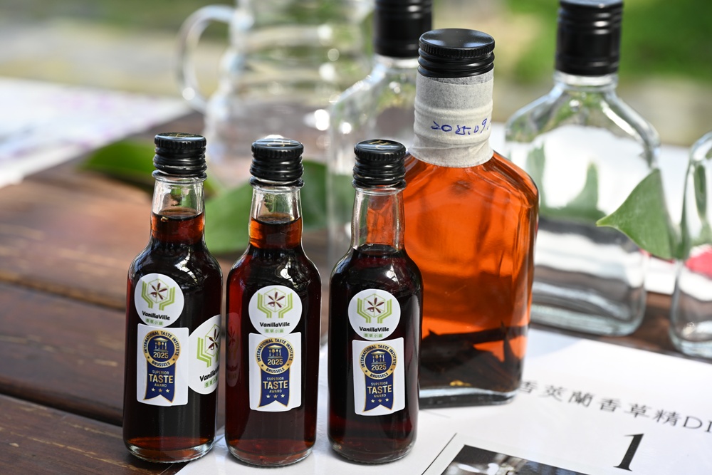 屏東佳冬｜向陽香莢蘭園 光電板下綻放的「香料皇后」榮獲2024、2025比利時iTQi三星獎！香草下午茶、DIY香草精！