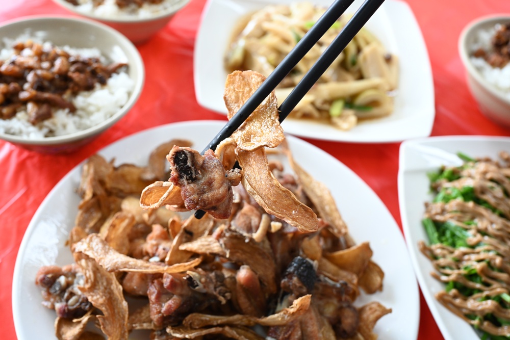 雲林古坑美食推薦！華山小吃 苦茶油雞、古坑咖啡入菜 融合在地特色風味！