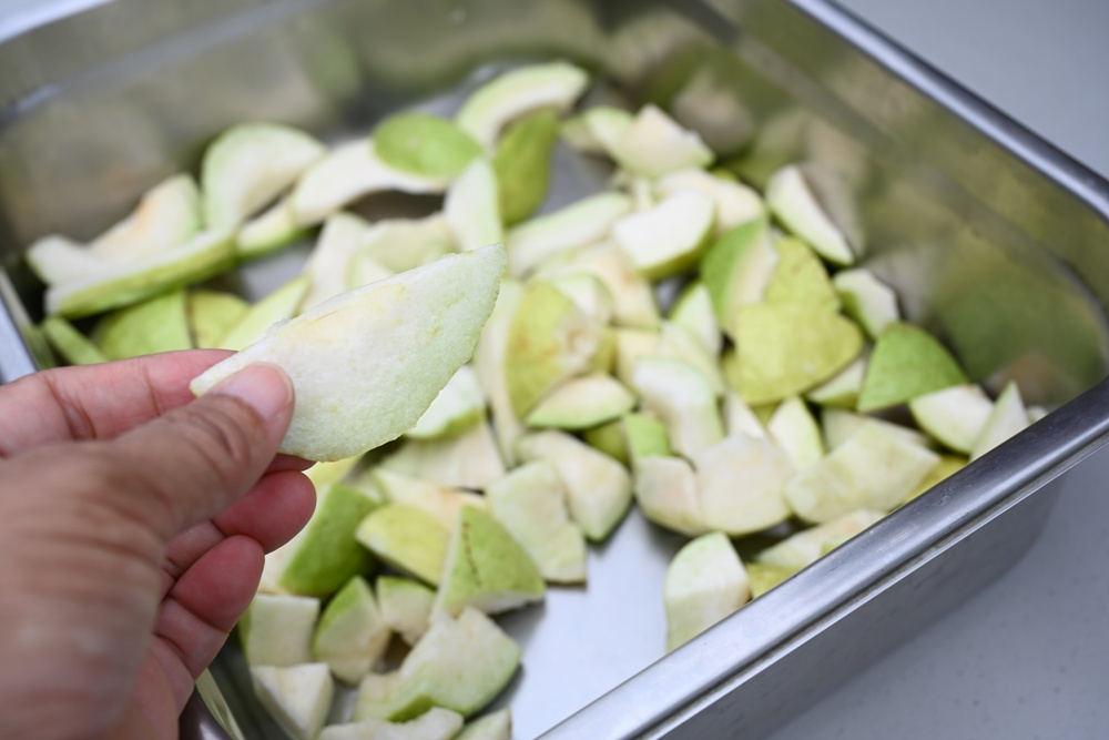 台南後壁金牌農村一日遊｜米香有約，「稻」後壁旅行！採芭樂、撿雞蛋、絹印臉譜帆布袋DIY、俗女餐桌全攻略！