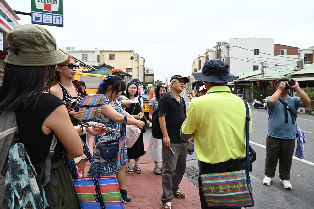 台南後壁金牌農村一日遊｜米香有約，「稻」後壁旅行！採芭樂、撿雞蛋、絹印臉譜帆布袋DIY、俗女餐桌全攻略！