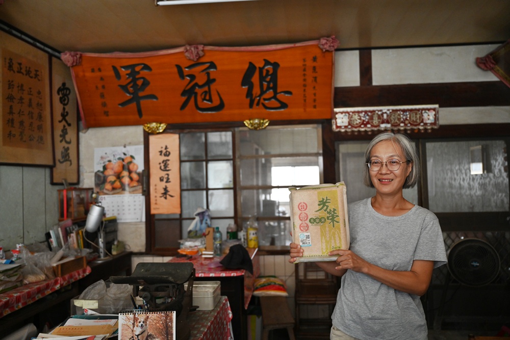 台南後壁金牌農村一日遊｜米香有約，「稻」後壁旅行！採芭樂、撿雞蛋、絹印臉譜帆布袋DIY、俗女餐桌全攻略！