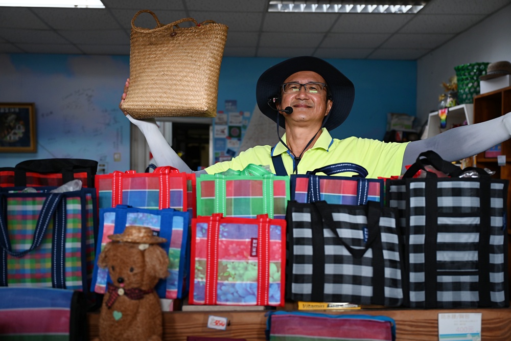 台南後壁金牌農村一日遊｜米香有約，「稻」後壁旅行！採芭樂、撿雞蛋、絹印臉譜帆布袋DIY、俗女餐桌全攻略！