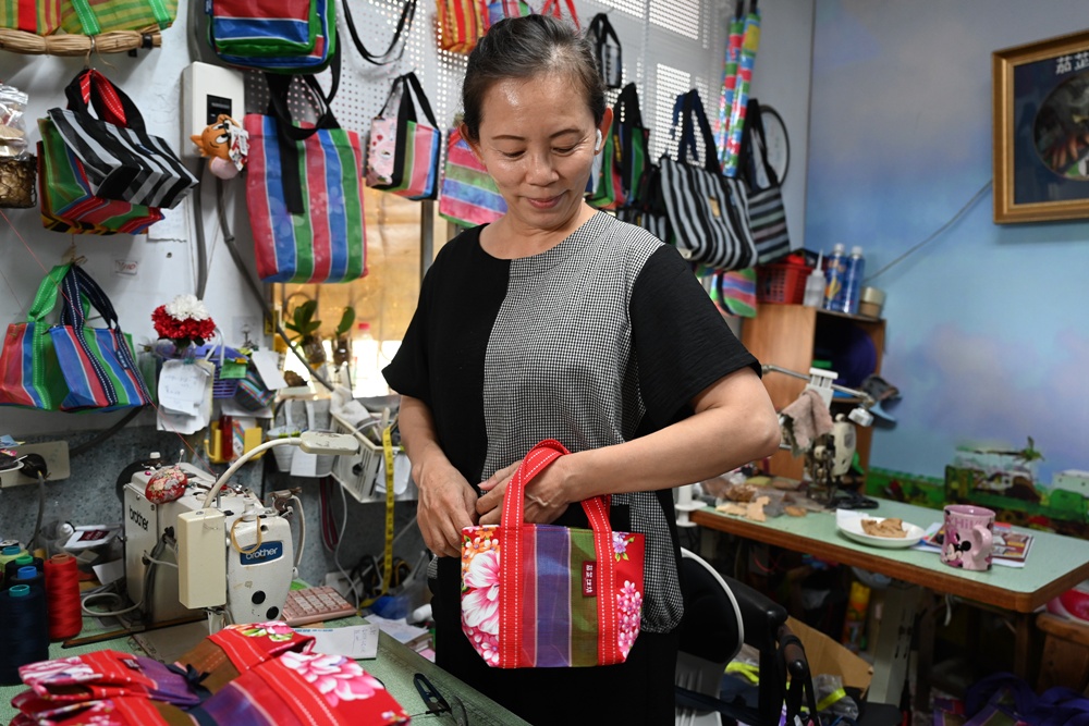 台南後壁金牌農村一日遊｜米香有約，「稻」後壁旅行！採芭樂、撿雞蛋、絹印臉譜帆布袋DIY、俗女餐桌全攻略！