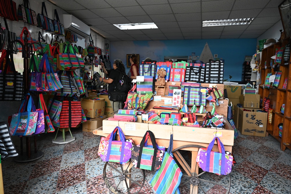 台南後壁金牌農村一日遊｜米香有約，「稻」後壁旅行！採芭樂、撿雞蛋、絹印臉譜帆布袋DIY、俗女餐桌全攻略！