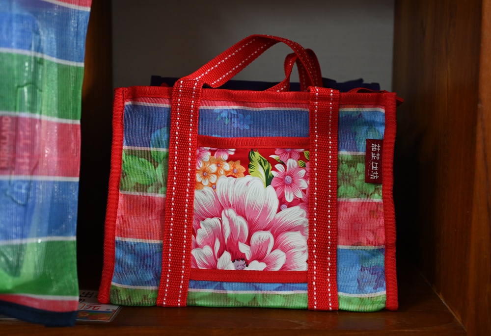 台南後壁金牌農村一日遊｜米香有約，「稻」後壁旅行！採芭樂、撿雞蛋、絹印臉譜帆布袋DIY、俗女餐桌全攻略！