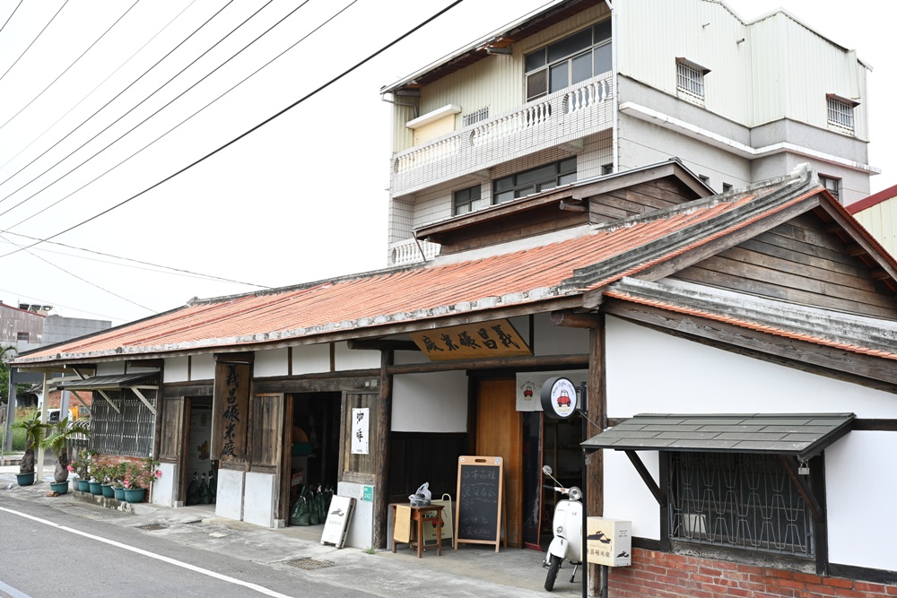 台南後壁金牌農村一日遊｜米香有約，「稻」後壁旅行！採芭樂、撿雞蛋、絹印臉譜帆布袋DIY、俗女餐桌全攻略！