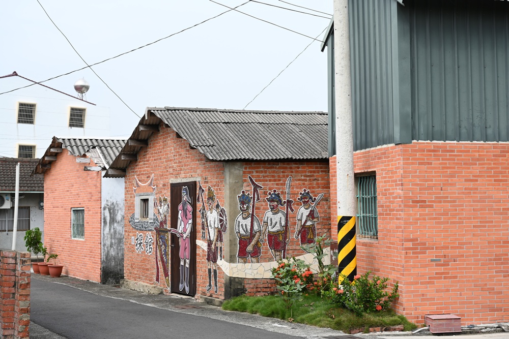 台南後壁金牌農村一日遊｜米香有約，「稻」後壁旅行！採芭樂、撿雞蛋、絹印臉譜帆布袋DIY、俗女餐桌全攻略！