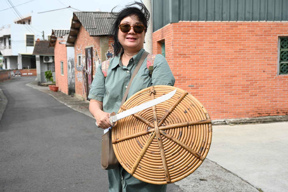 台南後壁金牌農村一日遊｜米香有約，「稻」後壁旅行！採芭樂、撿雞蛋、絹印臉譜帆布袋DIY、俗女餐桌全攻略！