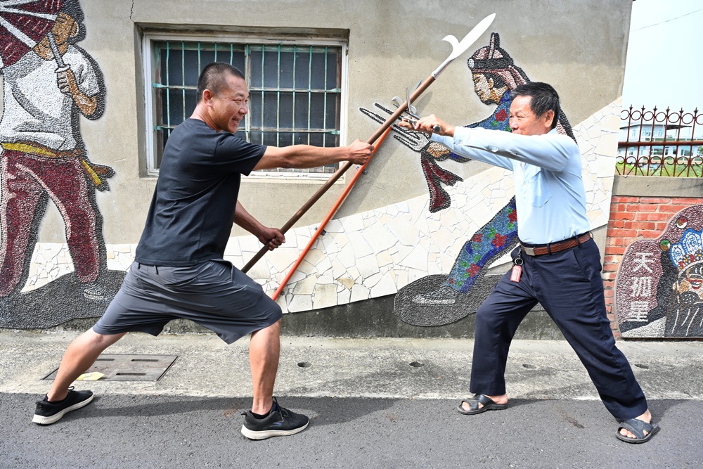 台南後壁金牌農村一日遊｜米香有約，「稻」後壁旅行！採芭樂、撿雞蛋、絹印臉譜帆布袋DIY、俗女餐桌全攻略！