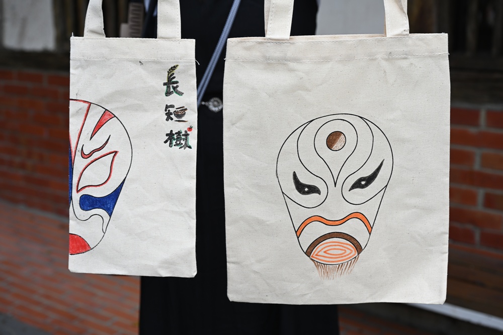 台南後壁金牌農村一日遊｜米香有約，「稻」後壁旅行！採芭樂、撿雞蛋、絹印臉譜帆布袋DIY、俗女餐桌全攻略！