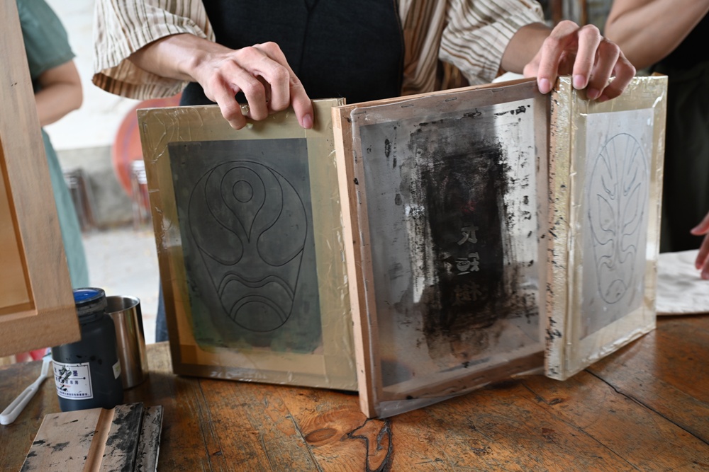 台南後壁金牌農村一日遊｜米香有約，「稻」後壁旅行！採芭樂、撿雞蛋、絹印臉譜帆布袋DIY、俗女餐桌全攻略！