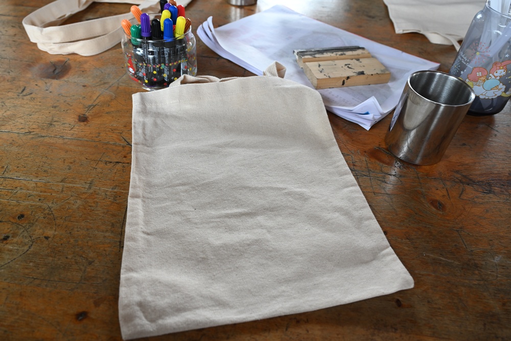 台南後壁金牌農村一日遊｜米香有約，「稻」後壁旅行！採芭樂、撿雞蛋、絹印臉譜帆布袋DIY、俗女餐桌全攻略！