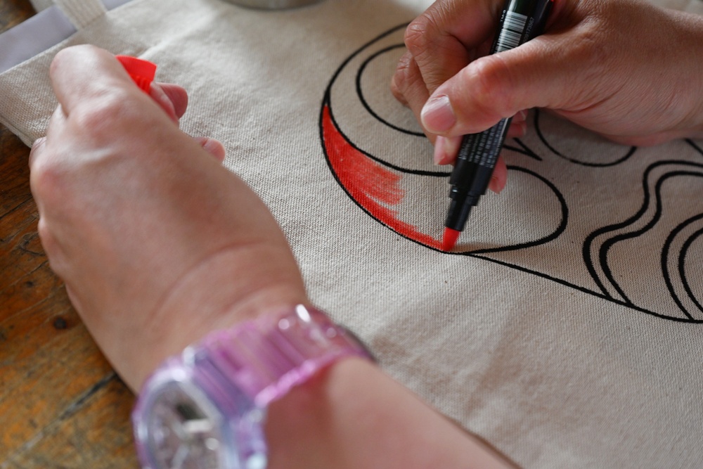 台南後壁金牌農村一日遊｜米香有約，「稻」後壁旅行！採芭樂、撿雞蛋、絹印臉譜帆布袋DIY、俗女餐桌全攻略！