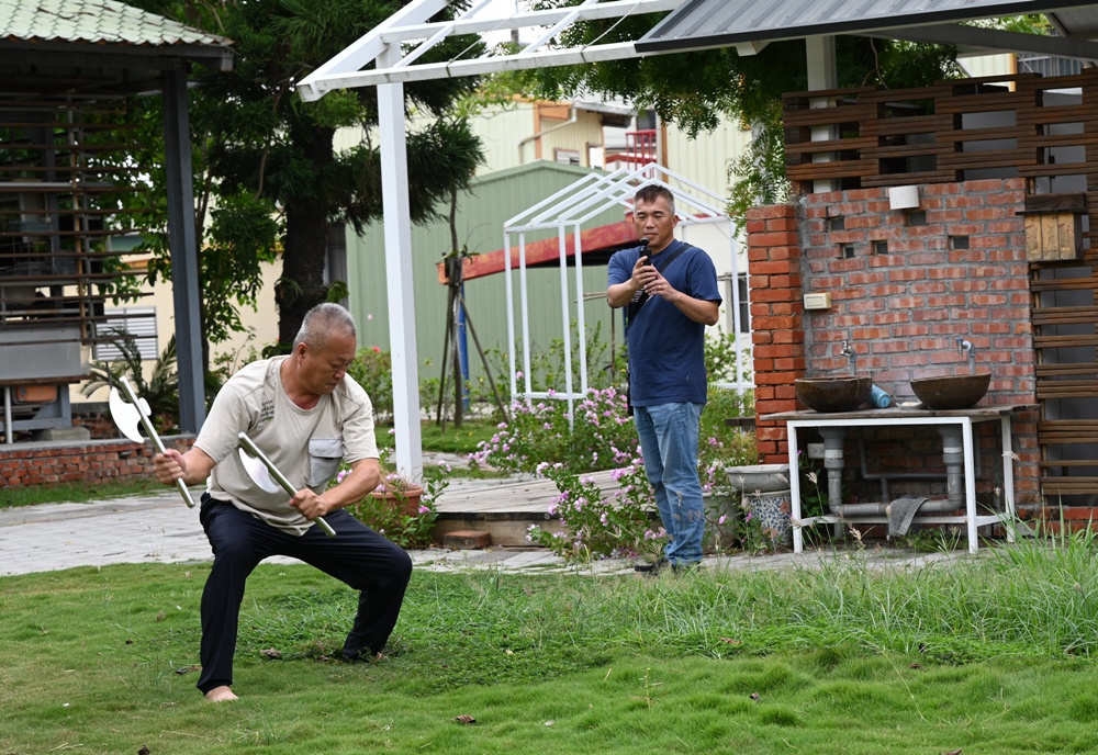 台南後壁金牌農村一日遊｜米香有約，「稻」後壁旅行！採芭樂、撿雞蛋、絹印臉譜帆布袋DIY、俗女餐桌全攻略！