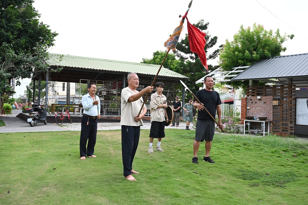 台南後壁金牌農村一日遊｜米香有約，「稻」後壁旅行！採芭樂、撿雞蛋、絹印臉譜帆布袋DIY、俗女餐桌全攻略！