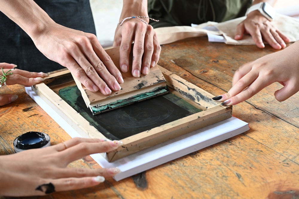 台南後壁金牌農村一日遊｜米香有約，「稻」後壁旅行！採芭樂、撿雞蛋、絹印臉譜帆布袋DIY、俗女餐桌全攻略！