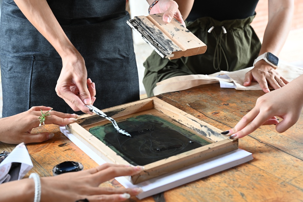台南後壁金牌農村一日遊｜米香有約，「稻」後壁旅行！採芭樂、撿雞蛋、絹印臉譜帆布袋DIY、俗女餐桌全攻略！
