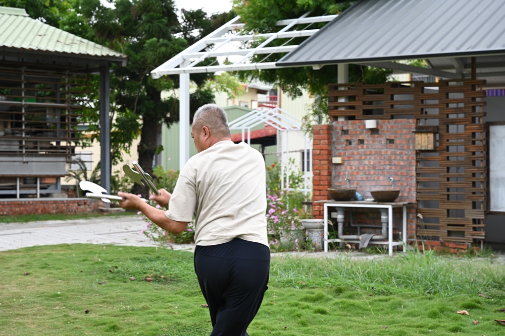 台南後壁金牌農村一日遊｜米香有約，「稻」後壁旅行！採芭樂、撿雞蛋、絹印臉譜帆布袋DIY、俗女餐桌全攻略！