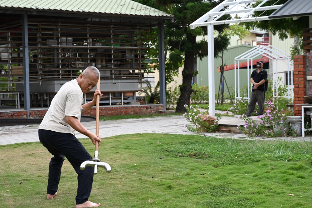 台南後壁金牌農村一日遊｜米香有約，「稻」後壁旅行！採芭樂、撿雞蛋、絹印臉譜帆布袋DIY、俗女餐桌全攻略！