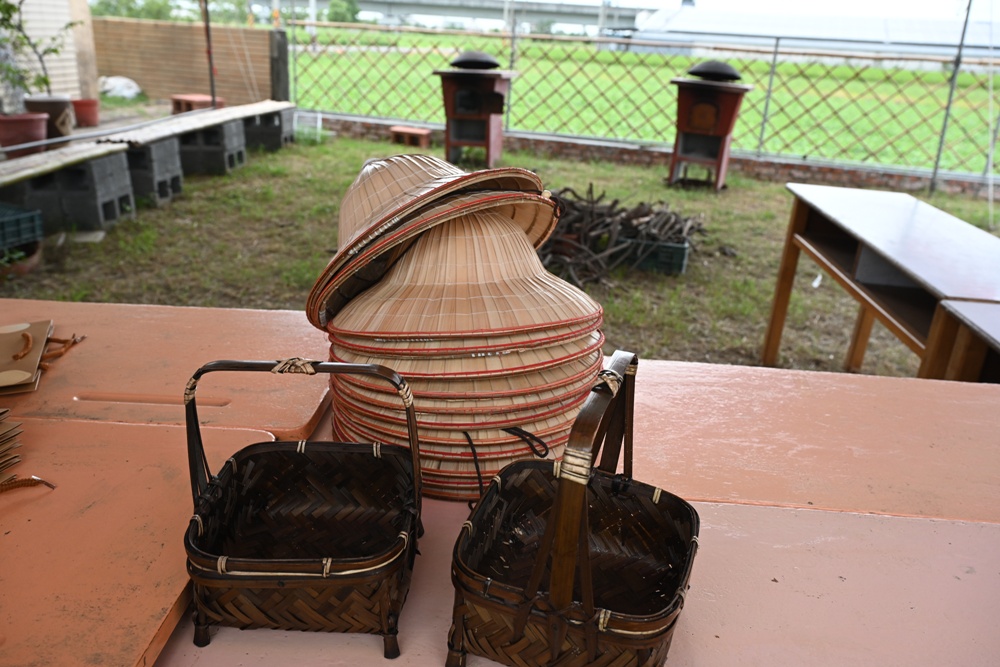 台南後壁金牌農村一日遊｜米香有約，「稻」後壁旅行！採芭樂、撿雞蛋、絹印臉譜帆布袋DIY、俗女餐桌全攻略！