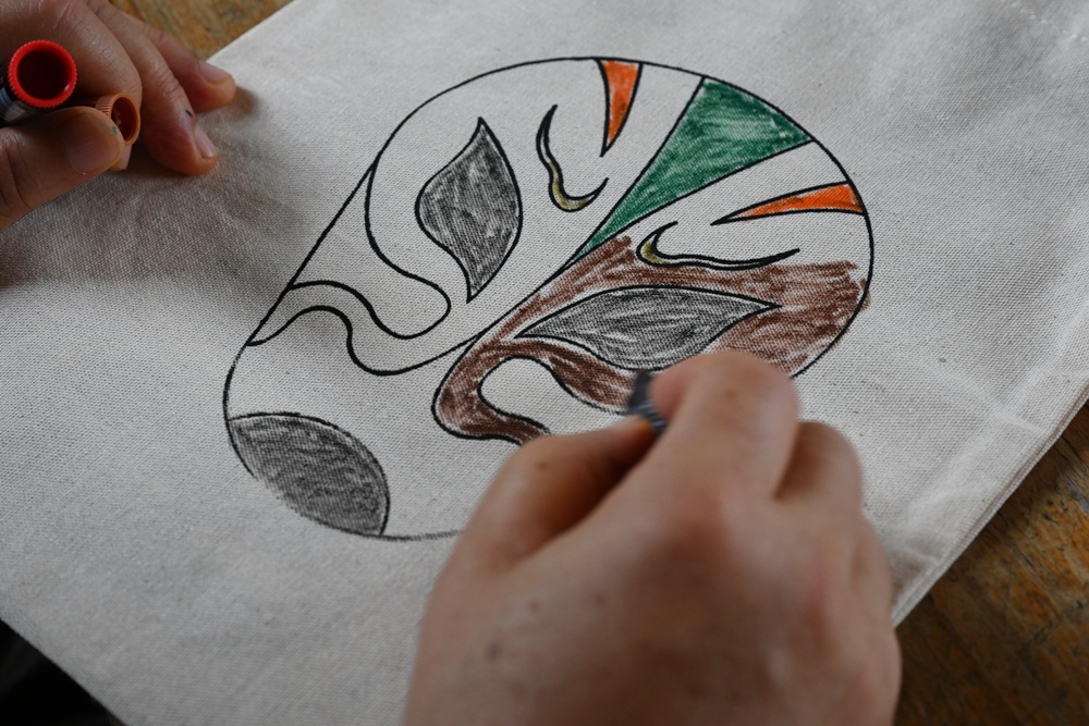 台南後壁金牌農村一日遊｜米香有約，「稻」後壁旅行！採芭樂、撿雞蛋、絹印臉譜帆布袋DIY、俗女餐桌全攻略！