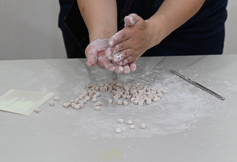 新竹金牌農村一日遊｜新城社區 寶山新城風糖 蔗糖農事體驗、砍甘蔗、DIY黑糖粉圓、甘蔗冰沙、割稻飯！