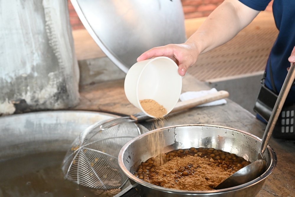 新竹金牌農村一日遊｜新城社區 寶山新城風糖 蔗糖農事體驗、砍甘蔗、DIY黑糖粉圓、甘蔗冰沙、割稻飯！