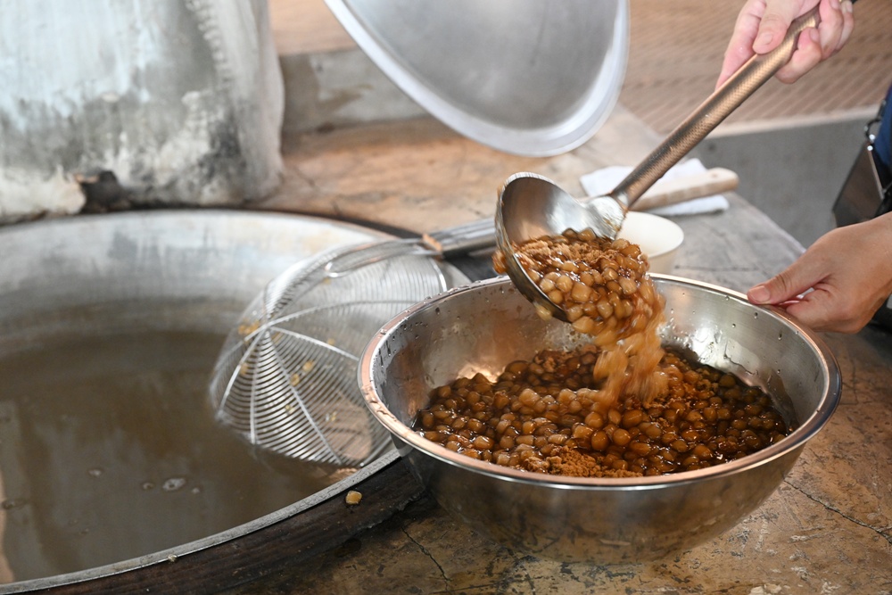 新竹金牌農村一日遊｜新城社區 寶山新城風糖 蔗糖農事體驗、砍甘蔗、DIY黑糖粉圓、甘蔗冰沙、割稻飯！