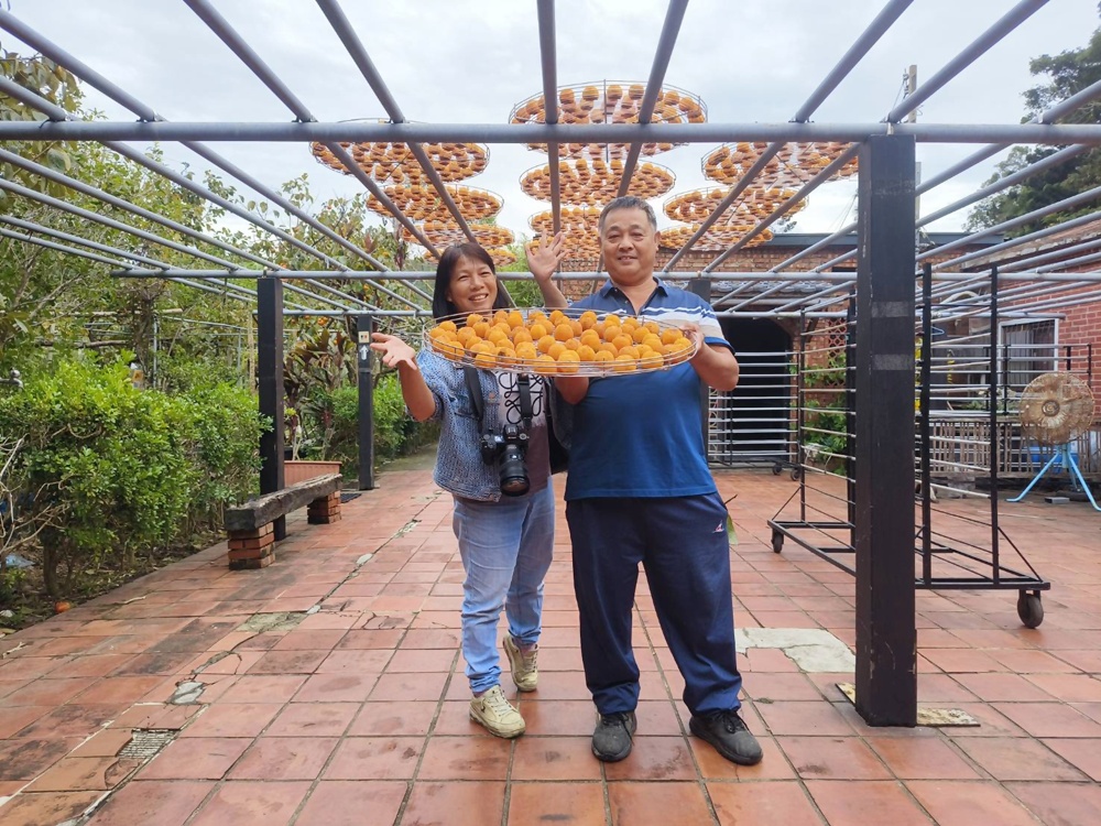 新竹金牌農村一日遊|旱坑社區 金漢柿餅教育農園 認識柿子、懂柿、剪黏美學工藝DIY! 新竹金牌農村一日遊|旱坑社區 金漢柿餅教育農園 認識柿子、懂柿、剪黏美學工藝DIY!