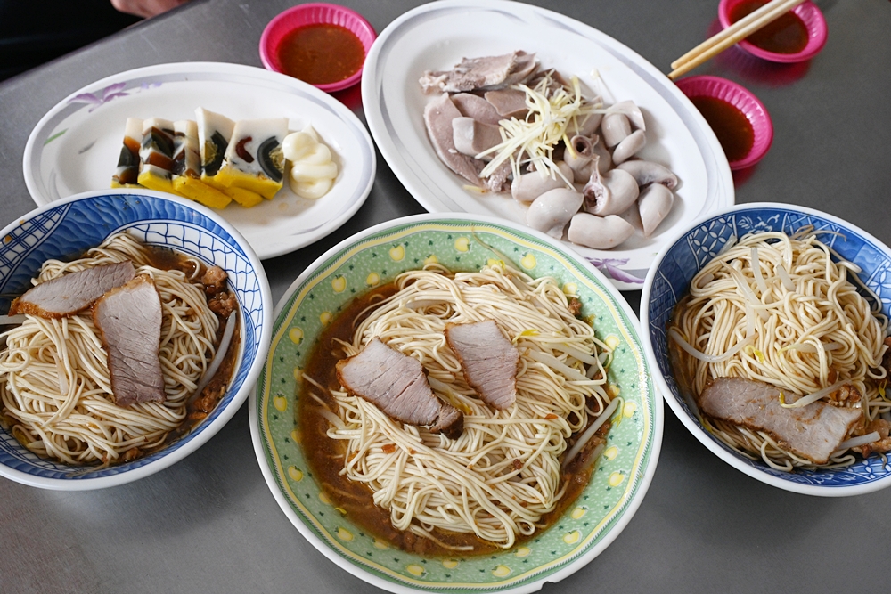 高雄鹽埕一日遊｜堀江商場老店、古著、鹽埕美食尋寶攻略！