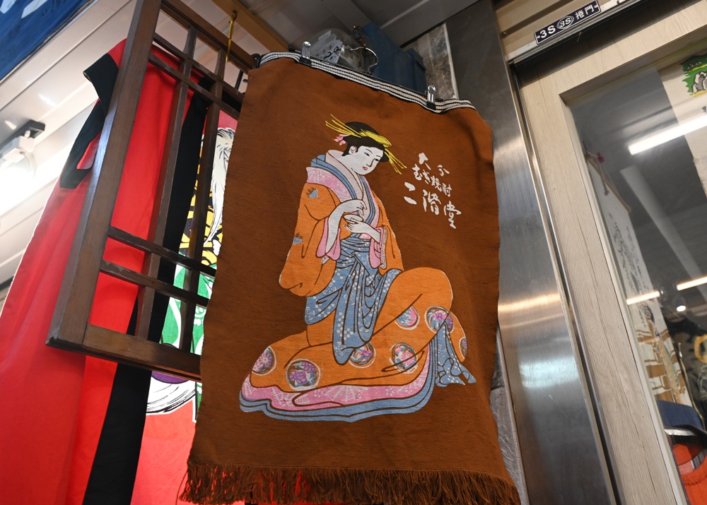 高雄鹽埕一日遊｜堀江商場老店、古著、鹽埕美食尋寶攻略！