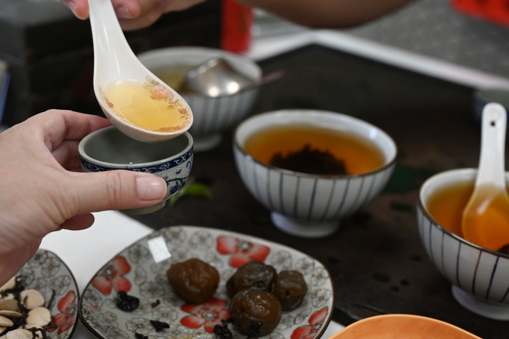 台東一日遊｜新元昌紅茶產業文化館 參觀茶園、茶廠、評鑑、擂茶！