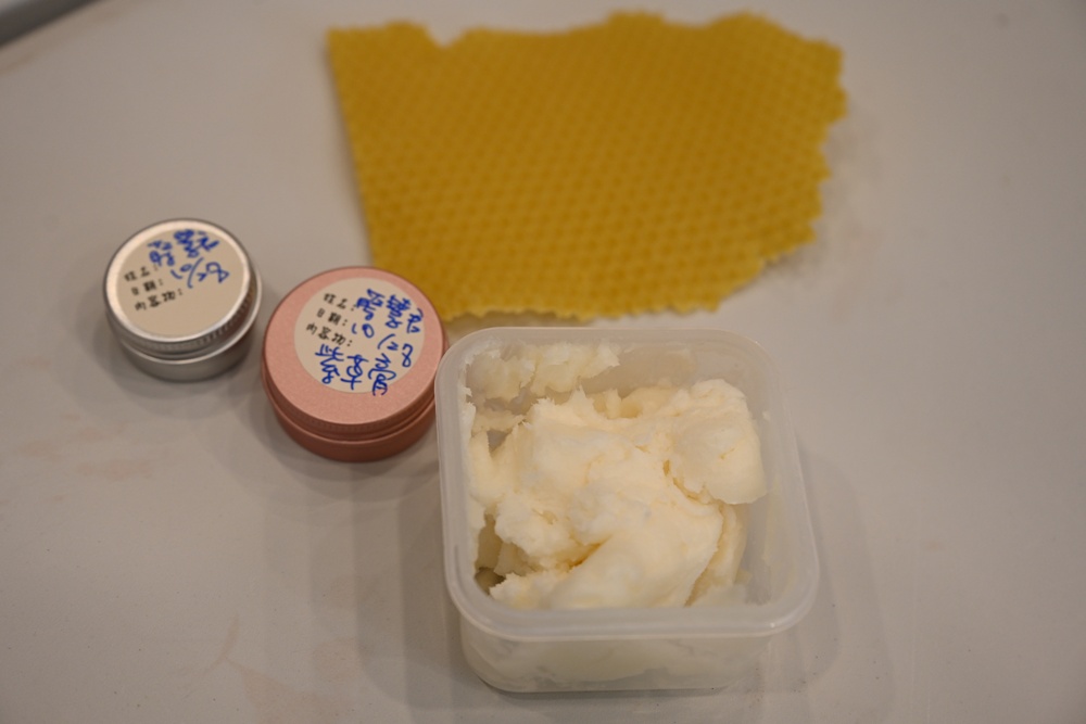 台東一日遊|蜜蜂盒子Bee Box 近距離觀察蜜蜂、品嘗香甜蜂巢蜜、DIY蜂蠟紫草膏! 台東一日遊|蜜蜂盒子Bee Box 近距離觀察蜜蜂、品嘗香甜蜂巢蜜、DIY蜂蠟紫草膏!