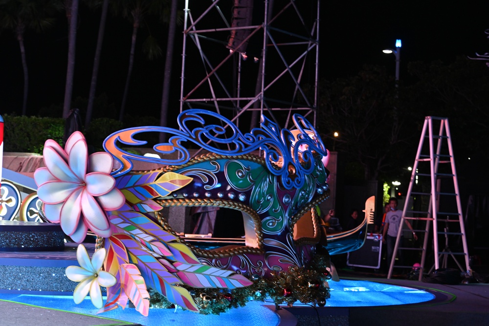 2025高雄統一夢時代 聖誕點燈 浪漫水都「威尼斯」、13米高的聖誕樹「Purple Wish」！