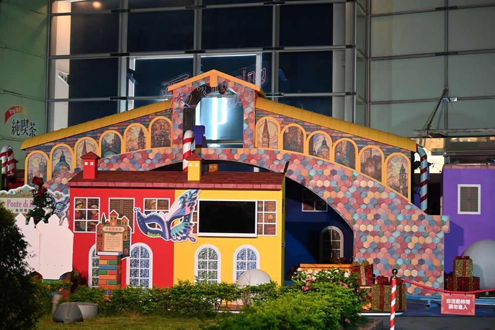 2025高雄統一夢時代 聖誕點燈 浪漫水都「威尼斯」、13米高的聖誕樹「Purple Wish」！