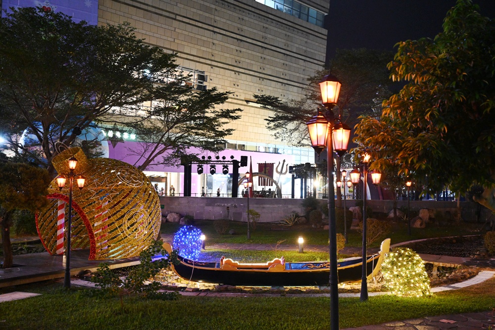 2025高雄統一夢時代 聖誕點燈 浪漫水都「威尼斯」、13米高的聖誕樹「Purple Wish」！