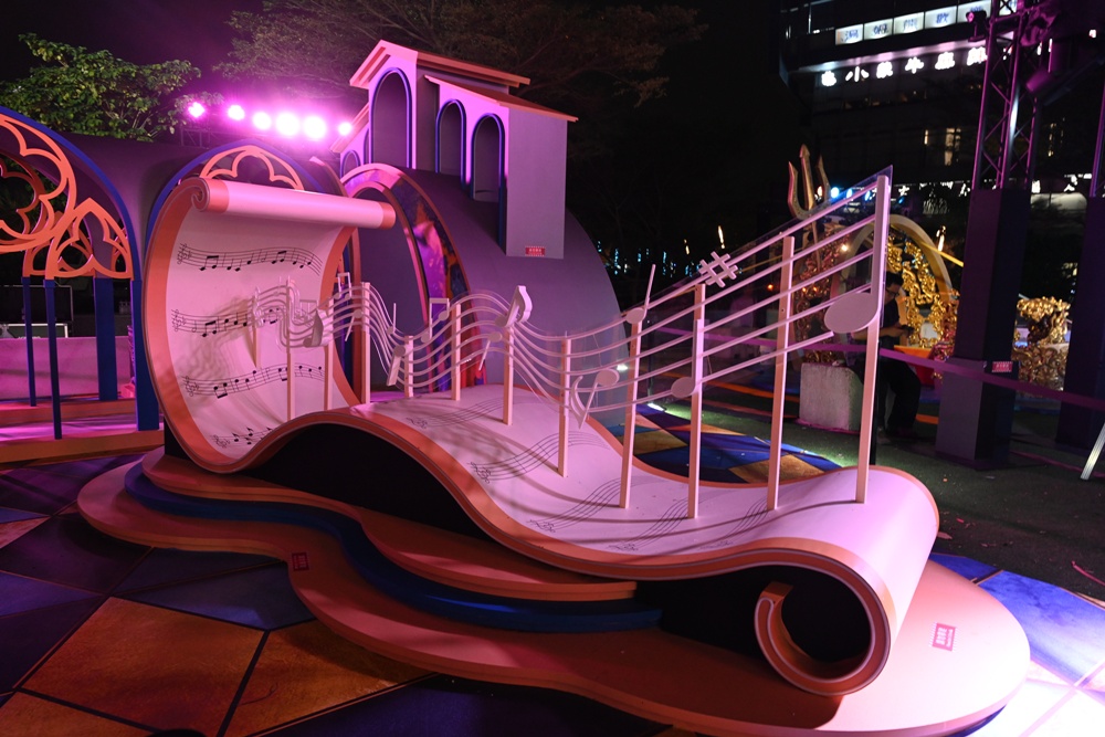 2025高雄統一夢時代 聖誕點燈 浪漫水都「威尼斯」、13米高的聖誕樹「Purple Wish」！