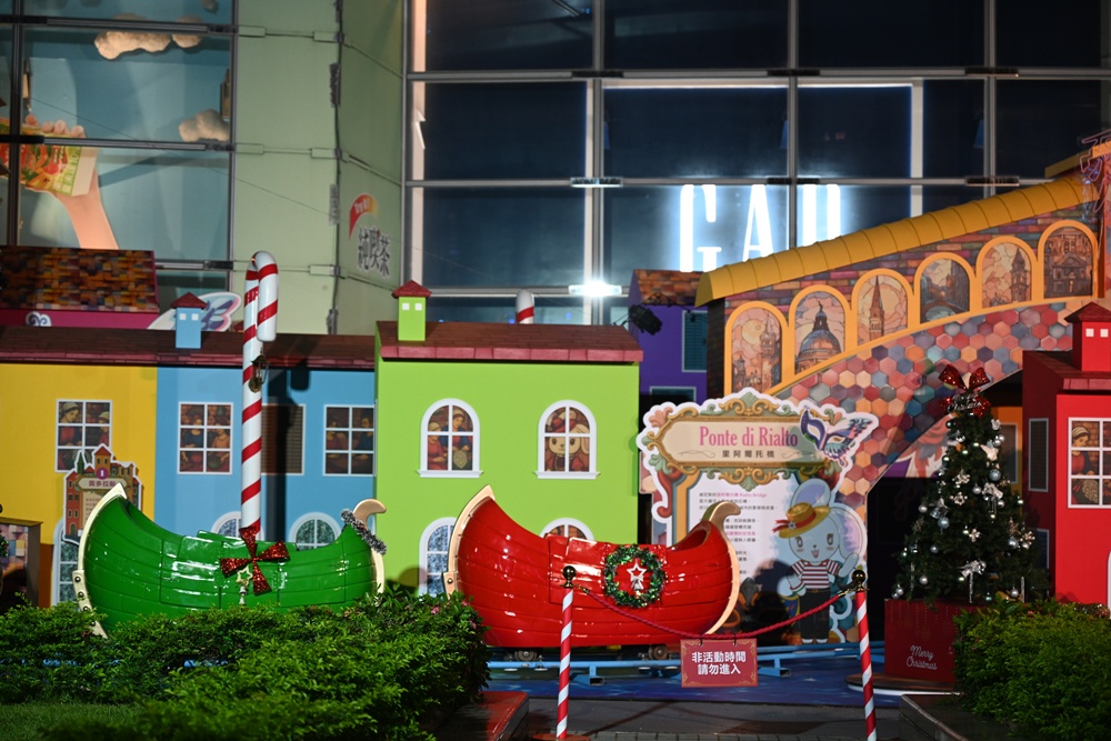 2025高雄統一夢時代 聖誕點燈 浪漫水都「威尼斯」、13米高的聖誕樹「Purple Wish」！