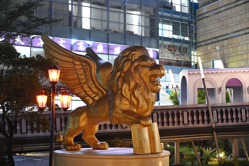 2025高雄統一夢時代 聖誕點燈 浪漫水都「威尼斯」、13米高的聖誕樹「Purple Wish」！