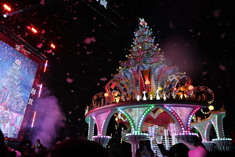 2025高雄統一夢時代 聖誕點燈 浪漫水都「威尼斯」、13米高的聖誕樹「Purple Wish」！