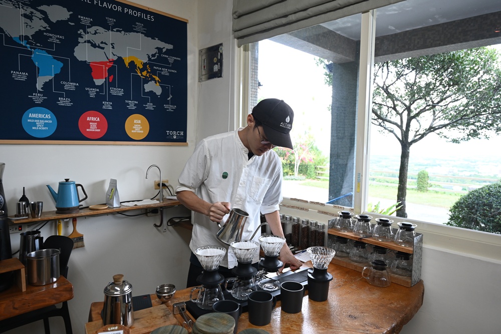 台東最美景觀咖啡！林道咖啡烘豆工作室 Leading Coffee 試飲精品咖啡、享受專業品咖體驗！坐擁360度無敵山海美景！