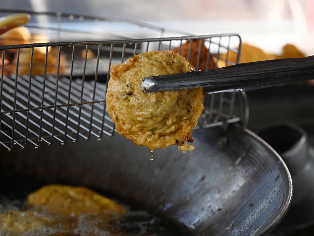 口湖美食。金湖廟口蚵嗲 香脆多汁、地瓜片也很推薦！