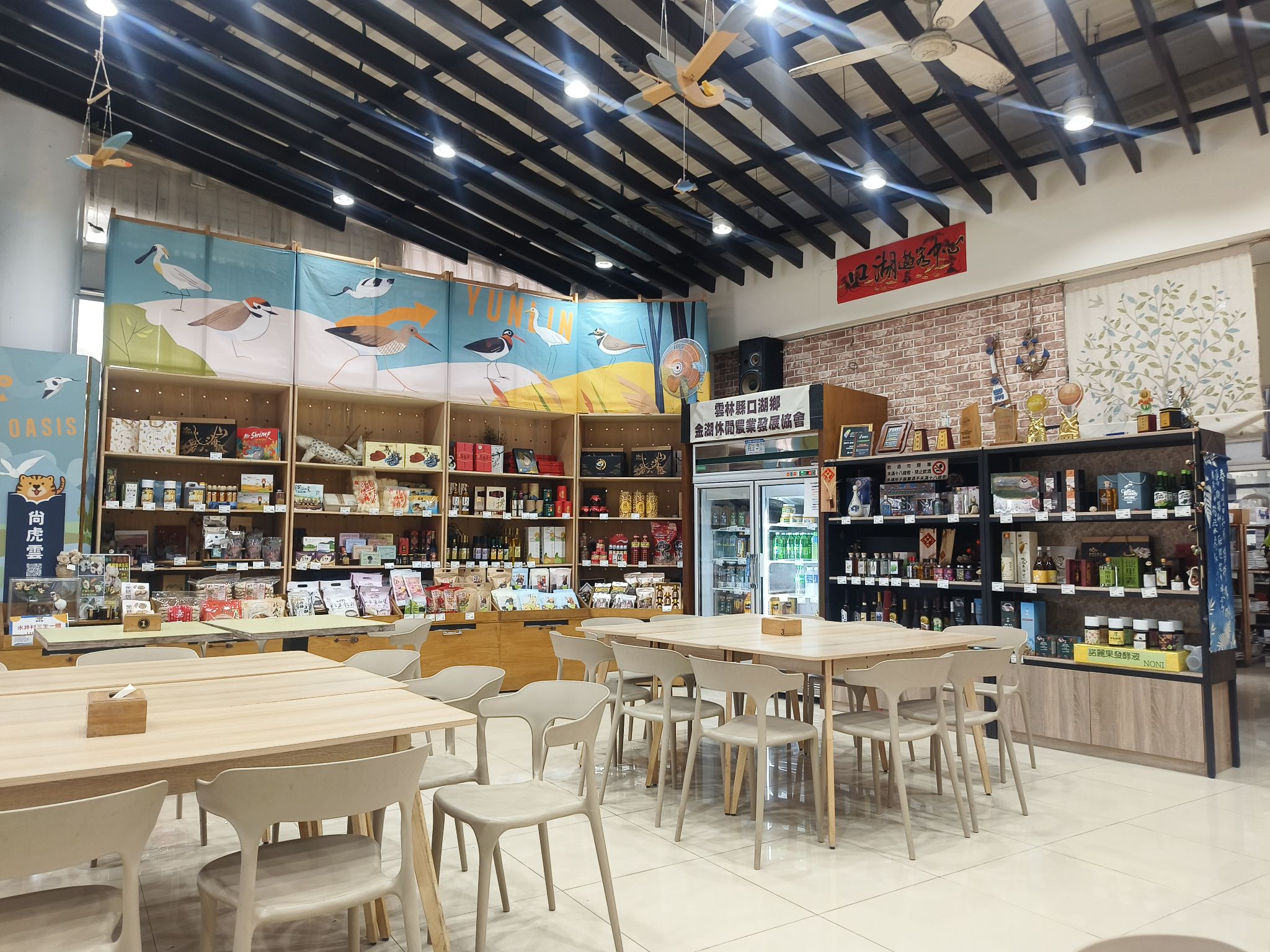 雲林口湖必訪景點｜口湖遊客中心 甘苦人魅力農店 在地伴手禮、甘苦人套餐、烏金鰻魚套餐、美拍地景藝術 一次滿足！