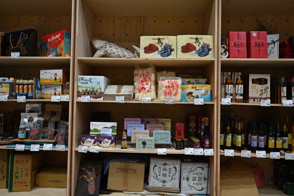 雲林口湖必訪景點｜口湖遊客中心 甘苦人魅力農店 在地伴手禮、甘苦人套餐、烏金鰻魚套餐、美拍地景藝術 一次滿足！