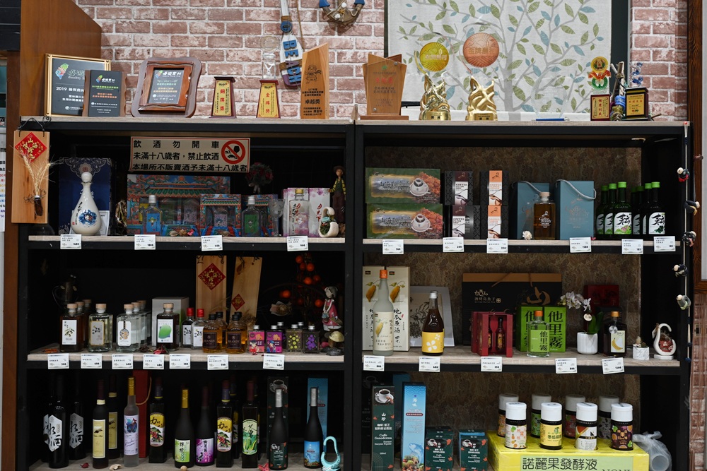 雲林口湖必訪景點｜口湖遊客中心 甘苦人魅力農店 在地伴手禮、甘苦人套餐、烏金鰻魚套餐、美拍地景藝術 一次滿足！